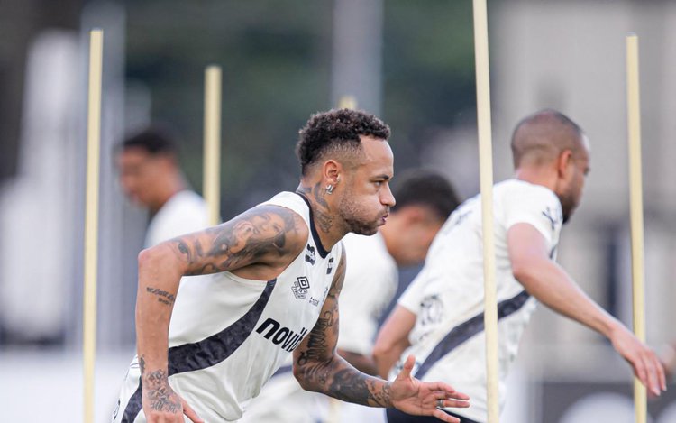 Neymar treina com elenco do Santos em fase de recuperação.