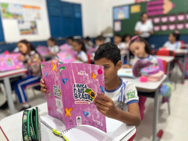 Prefeitura de Floriano realiza entrega de livros para alunos da rede municipal.