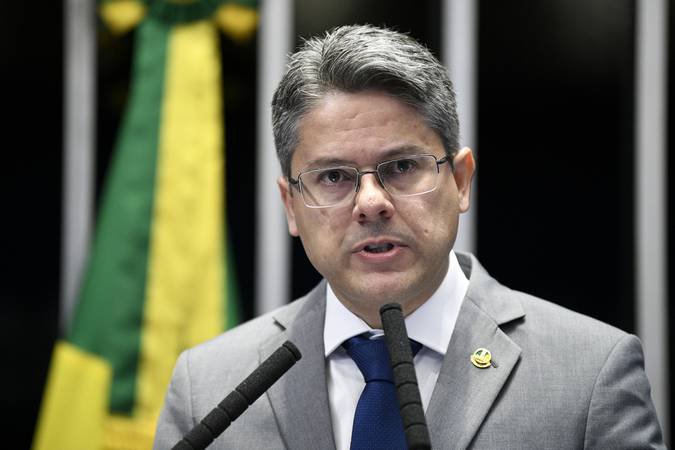 Senador Alessandro Vieira (MDB-SE) protocola requerimento para investigar ministros do STF Moraes e Toffoli.