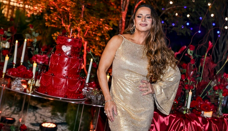 Viviane Araújo comemora 51 anos com festa repleta de famosos.