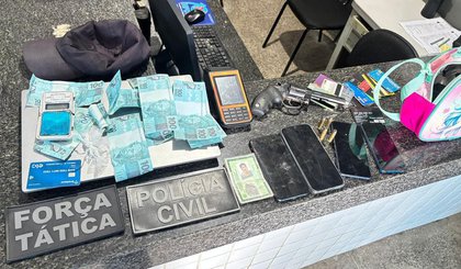A polícia conseguiu apreender a arma utilizada no crime, além de dinheiro e celulares que estavam em posse dos suspeitos. (Foto: Polícia Militar) A polícia conseguiu apreender a arma utilizada no crime, além de dinheiro e celulares que estavam em posse dos suspeitos. (Foto: Polícia Militar)