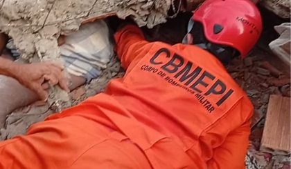 Bombeiros resgatam criança e adolescentes com vida após desabamento em Barras. (Foto: Ascom CBMEPI) Bombeiros resgatam criança e adolescentes com vida após desabamento em Barras. (Foto: Ascom CBMEPI)