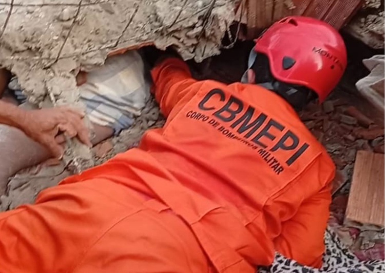 Bombeiros resgatam criança e adolescentes com vida após desabamento em Barras.