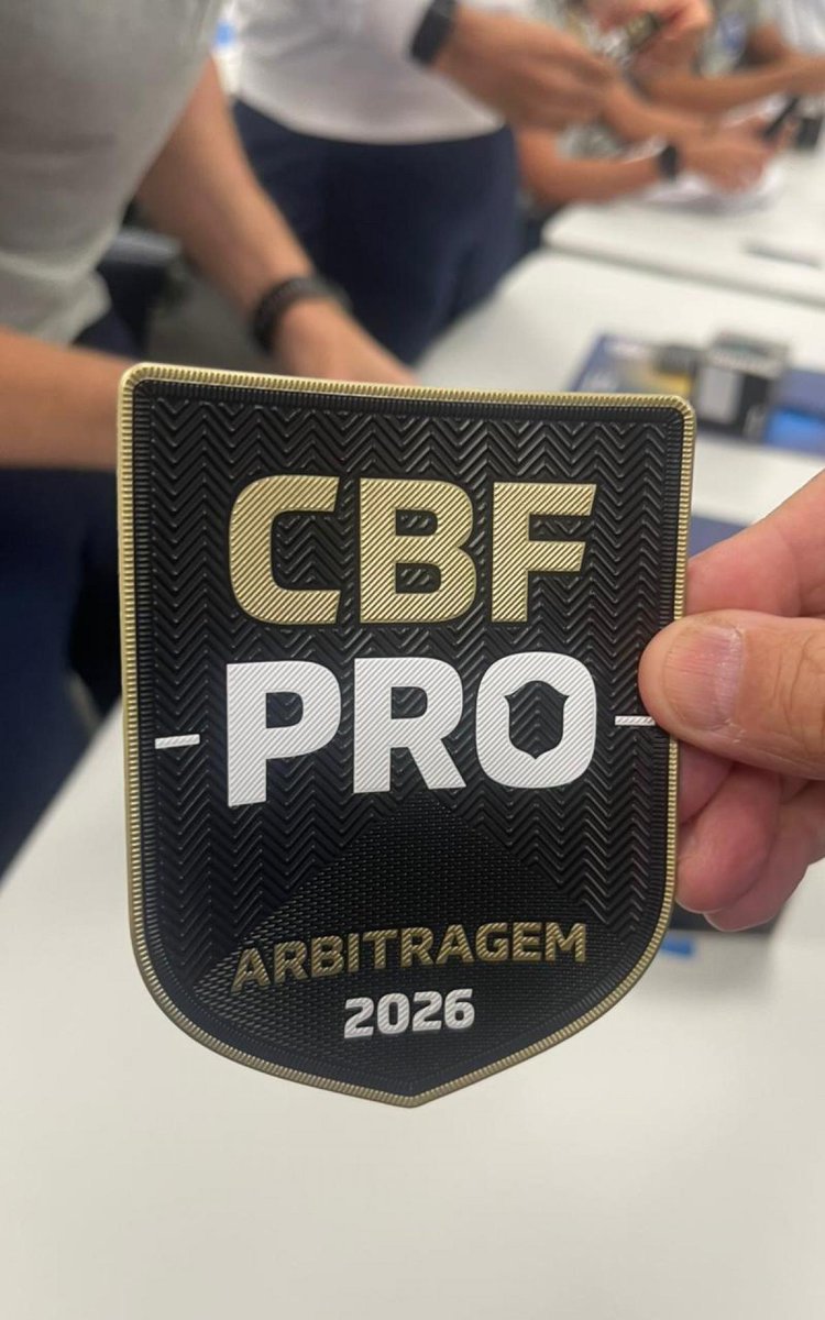 CBF entrega escudos Arbitragem PRO a 72 árbitros brasileiros.