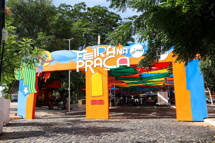 Feira na Praça recebe show de Flávio Moura com o projeto Estação 90 neste domingo (12).
