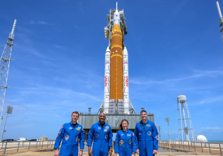 Foguete Artemis II da Nasa parte rumo à Lua com tripulação após 50 anos.
