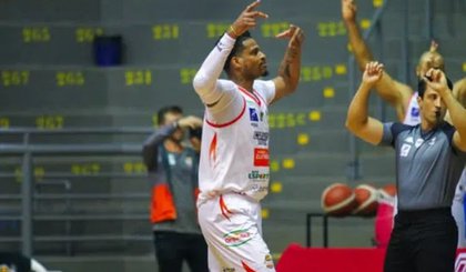 Ídolo do basquete brasileiro, Shamell Stallworth planeja futuro como treinador. (Foto: Reprodução/Caxias Basquete)