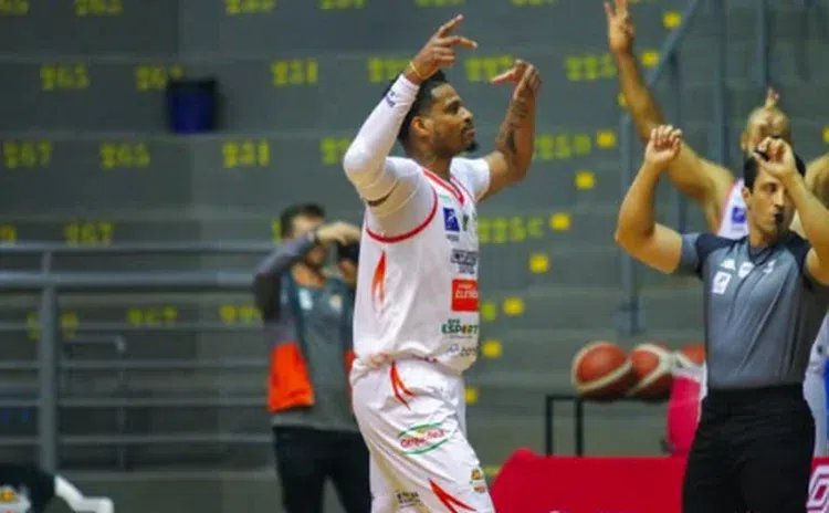 Ídolo do basquete brasileiro, Shamell Stallworth planeja futuro como treinador.