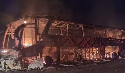 Incêndio destrói ônibus na BR-407, mas passageiros escapam ilesos. (Foto: Divulgação/Polícia Militar) Incêndio destrói ônibus na BR-407, mas passageiros escapam ilesos. (Foto: Divulgação/Polícia Militar)