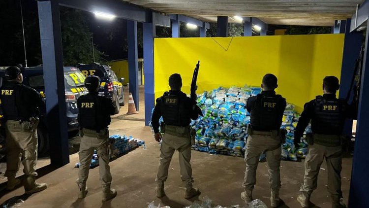 PRF descobre 1,4 tonelada de drogas em caminhão na BR-316, em Picos.