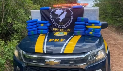 PRF intercepta 90 kg de skunk na divisa entre PI e MA; suspeitos foram presos. (Foto: Divulgação/Polícia Rodoviária Federal) PRF intercepta 90 kg de skunk na divisa entre PI e MA; suspeitos foram presos. (Foto: Divulgação/Polícia Rodoviária Federal)