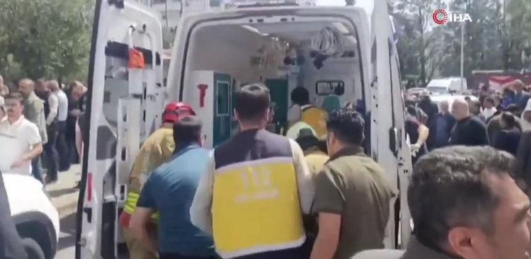 Tiroteios em escolas na Turquia resultam em mortes e feridos.