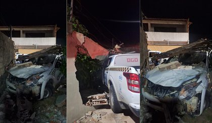Viatura policial colide em muro de residência durante perseguição no Piauí. (Foto: Reprodução/Polícia Militar) Viatura policial colide em muro de residência durante perseguição no Piauí. (Foto: Reprodução/Polícia Militar)