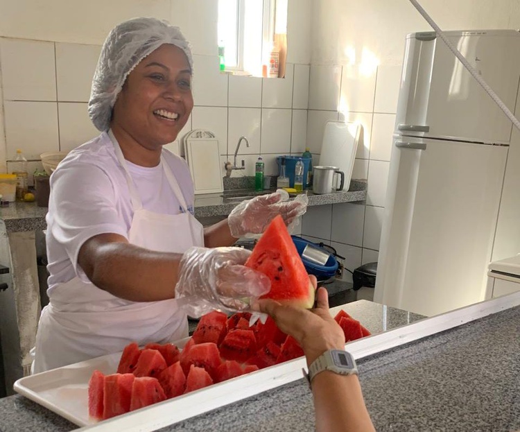 Aluno autista supera seletividade alimentar com ajuda da merenda escolar no Piauí.