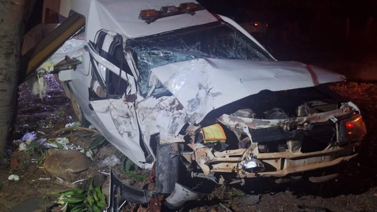 Carro de funerária sofre acidente enquanto levava corpo para velório.