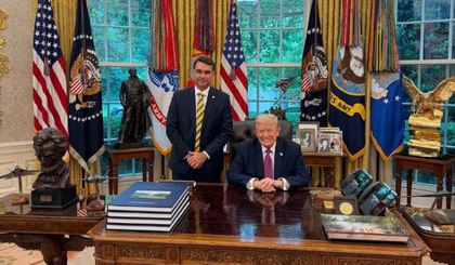 Eduardo Bolsonaro comenta encontro entre irmão Flávio Bolsonaro e Donald Trump. (Foto: Reprodução) Eduardo Bolsonaro comenta encontro entre irmão Flávio Bolsonaro e Donald Trump. (Foto: Reprodução)