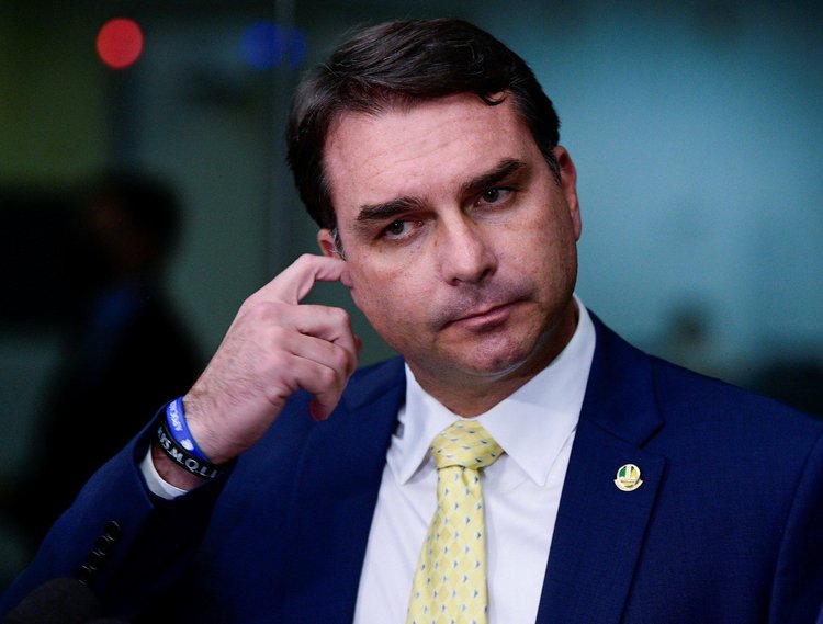 Flávio Bolsonaro explica sua relação com Vorcaro, dono do Banco Master.