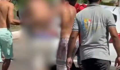 Homem baleado recebe ajuda de populares em Teresina (Foto: Reprodução) Homem baleado recebe ajuda de populares em Teresina (Foto: Reprodução)
