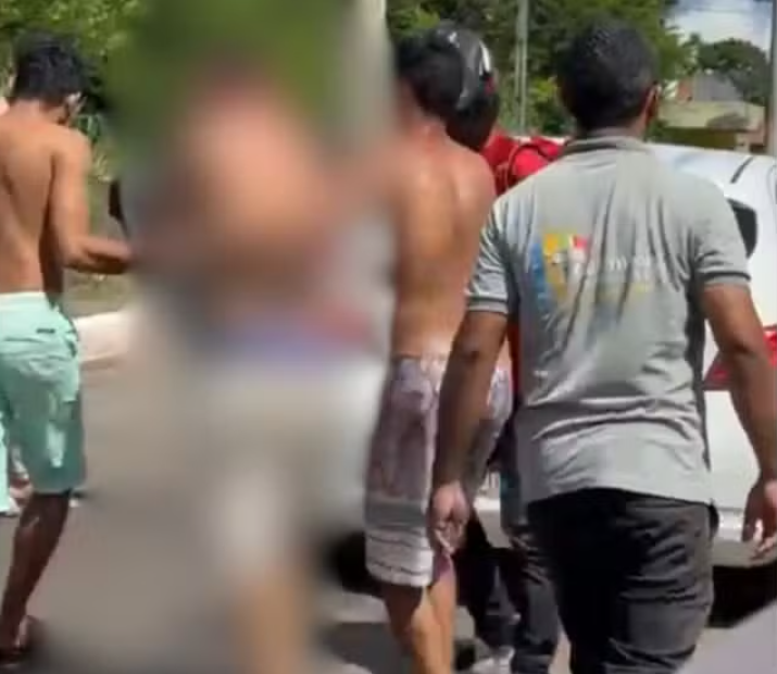 Homem baleado recebe ajuda de populares em Teresina