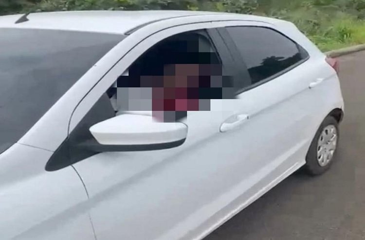 Homem é morto a tiros em carro com drogas em Caxias.