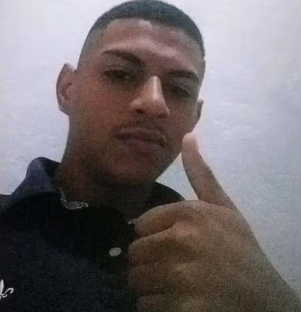 Jovem é assassinado por três homens armados em bar de Teresina.