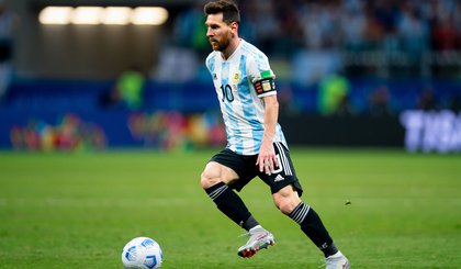Messi preocupa Argentina após sentir coxa em jogo