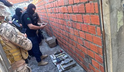 Polícia apreende drogas em local usado como depósito de entorpecentes no PI. (Foto: Thracy Oliveira/TV Clube) Polícia apreende drogas em local usado como depósito de entorpecentes no PI. (Foto: Thracy Oliveira/TV Clube)