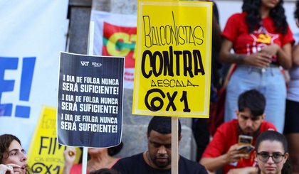Rio de Janeiro (RJ), 01/05/2025 – Ato do Dia do Trabalhador pede o fim da escala 6x1 e melhores condições de trabalho e renda, na Cinelândia, no centro da capital fluminense. Foto: Tomaz Silva/Agência Brasil (Foto: © Tomaz Silva/Agência Brasil) Rio de Janeiro (RJ), 01/05/2025 – Ato do Dia do Trabalhador pede o fim da escala 6x1 e melhores condições de trabalho e renda, na Cinelândia, no centro da capital fluminense. Foto: Tomaz Silva/Agência Brasil (Foto: © Tomaz Silva/Agência Brasil)