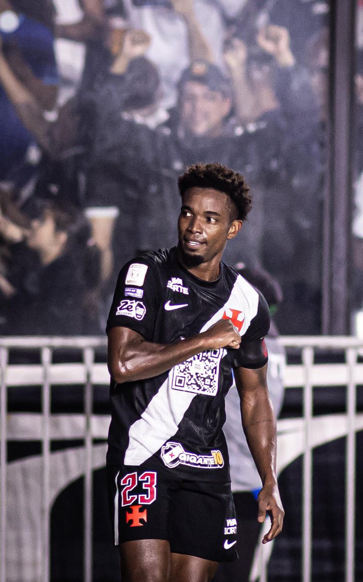 Thiago Mendes no jogo entre Vasco e Athletico-PR