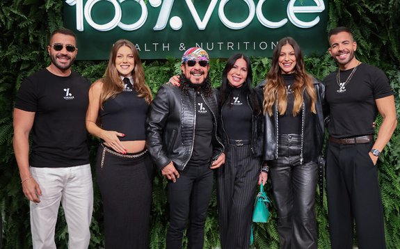 Bell Marques reúne filhos, nora e Mari Gonzalez e celebra sucesso da 100% Você