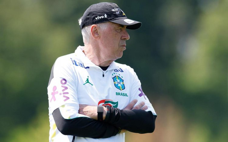 Carlo Ancelotti em ação durante treino da seleção brasileira, nos Estados Unidos