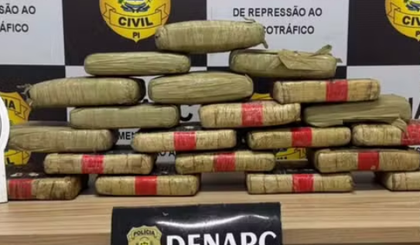 Droga que seria levada para Teresina é apreendida após perseguição policial Droga que seria levada para Teresina é apreendida após perseguição policial