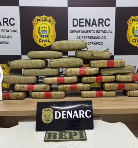 Droga que seria levada para Teresina é apreendida após perseguição policial.