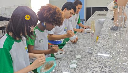 Estudantes da rede estadual de Floriano usam resíduos orgânicos para criar embalagem biodegradável. (Foto: Ascom Seduc