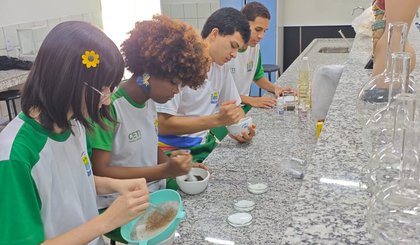 Alunos de Floriano usam resíduos orgânicos para criar embalagem biodegradável