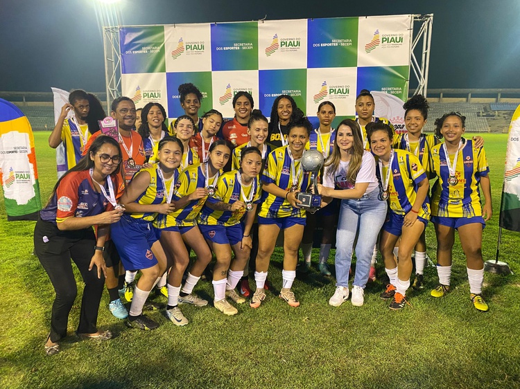 Governador sanciona lei que amplia a participação de mulheres no esporte e combate desigualdades.
