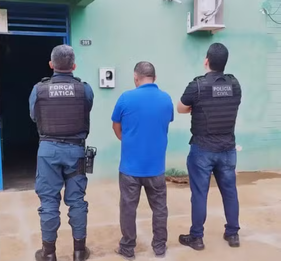 Homem descumpre medida protetiva e agride ex-companheira em praça pública.