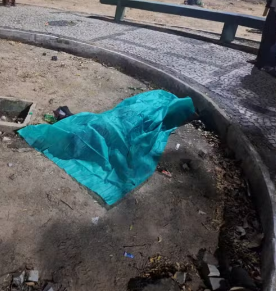 Homem é assassinado a facadas em praça de Teresina.