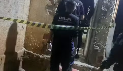 Mulher é encontrada morta com faca cravada no corpo em Teresina