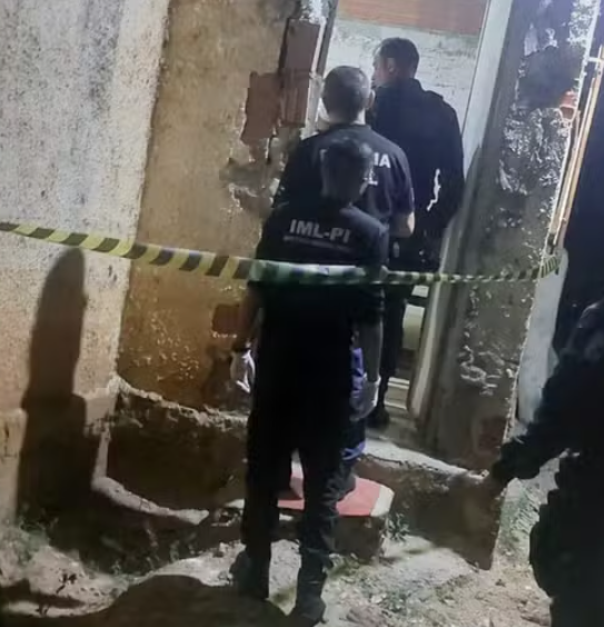 Mulher é encontrada morta com faca cravada no corpo em Teresina.