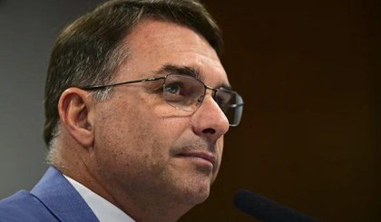 Flávio Bolsonaro pede a Trump que EUA não taxem empresas brasileiras