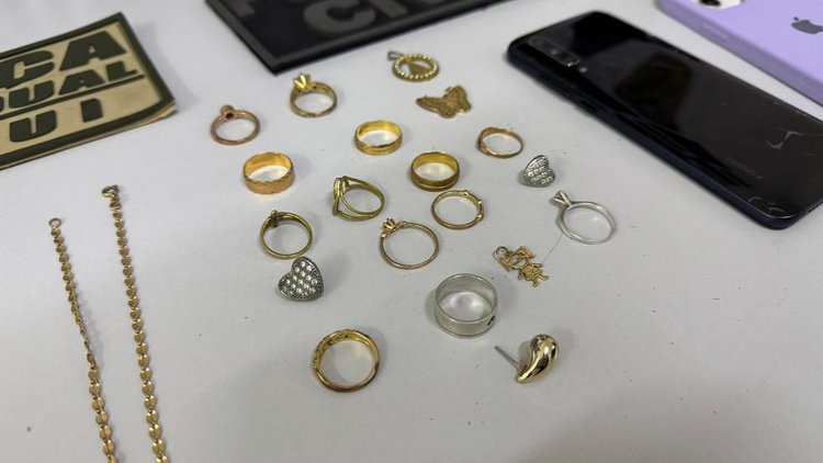 Peças de ouro recuperadas após assaltos em Teresina