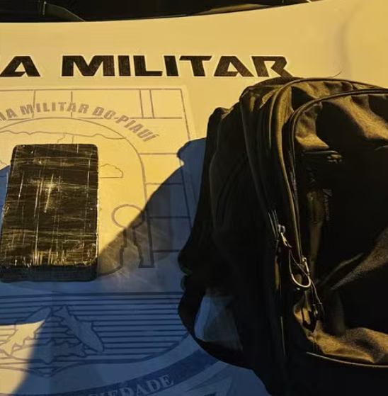 Polícia encontra cocaína na mochila de jovem em ônibus no PI.
