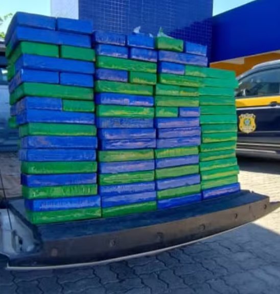 PRF apreende 135 kg de cocaína escondida em carro no Piauí.