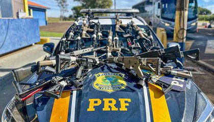PRF intercepta grande quantidade de fuzis em caminhão no Paraná. (Foto: Divulgação/Polícia Rodoviária Federal