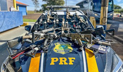 PRF intercepta grande quantidade de fuzis em caminhão no Paraná PRF intercepta grande quantidade de fuzis em caminhão no Paraná