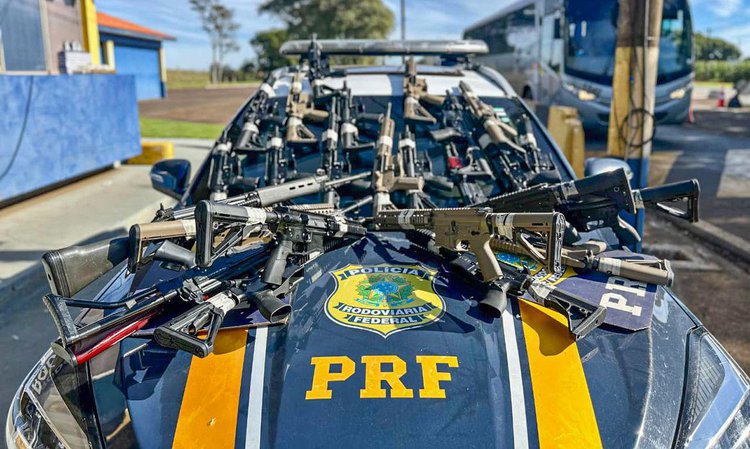 PRF intercepta grande quantidade de fuzis em caminhão no Paraná.