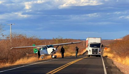 Avião faz pouso emergencial em rodovia no Piauí após pane elétrica. (Foto: Cidades na Net