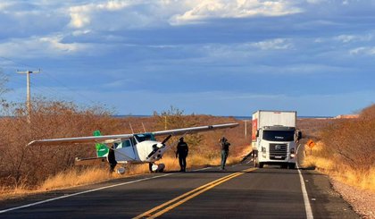 Avião faz pouso emergencial em rodovia no Piauí após pane elétrica Avião faz pouso emergencial em rodovia no Piauí após pane elétrica