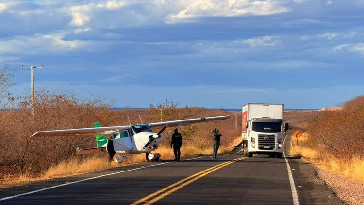 Avião faz pouso emergencial em rodovia no Piauí após pane elétrica.